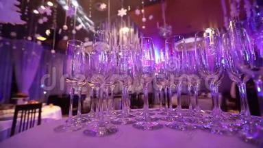酒保准备香槟和葡萄酒的桌子上有干净的<strong>玻璃杯</strong>，桌子上有香槟的<strong>玻璃杯</strong>